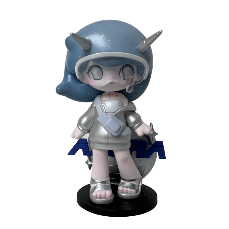 Figure of a three-headed girl with blue hair wearing silver clothes. It is a cute figure with a spacey atmosphere.