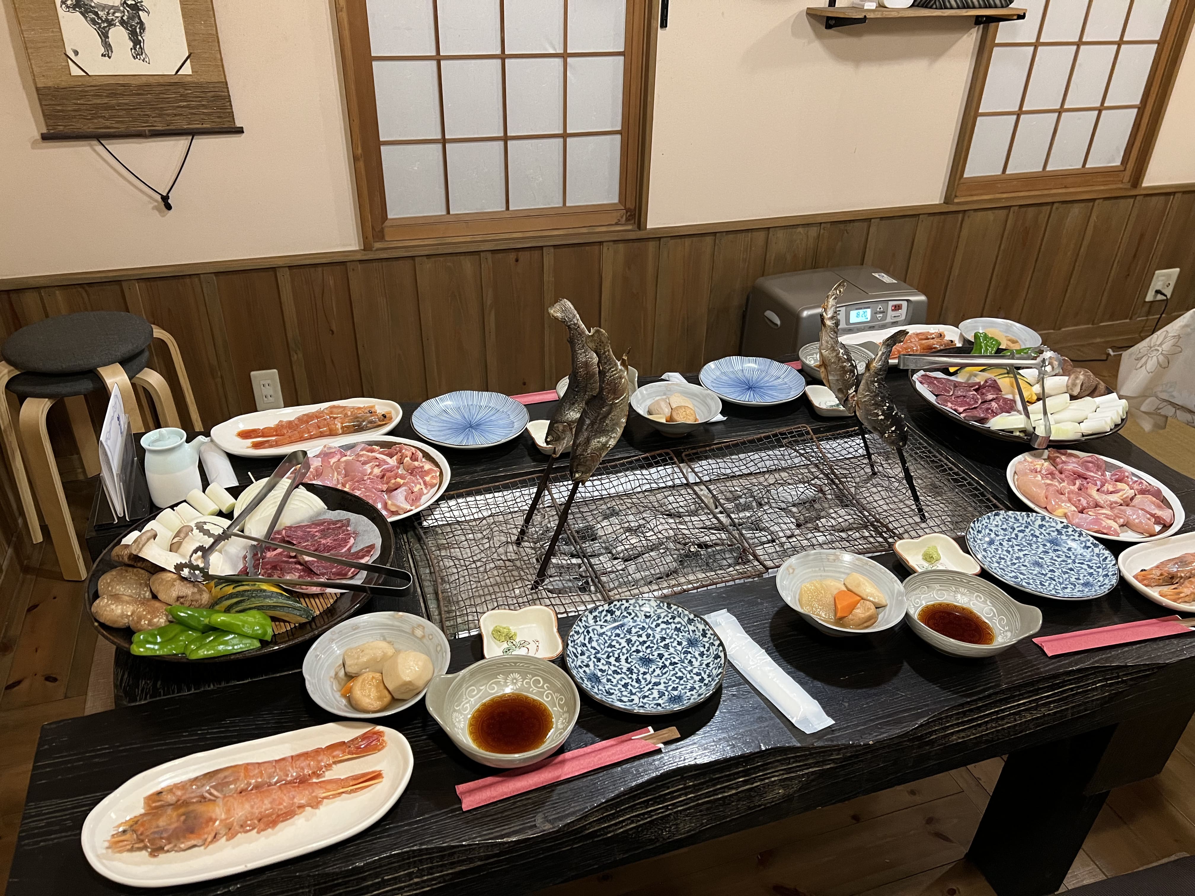 豪勢な晩御飯。焼肉があったり焼き魚があったり