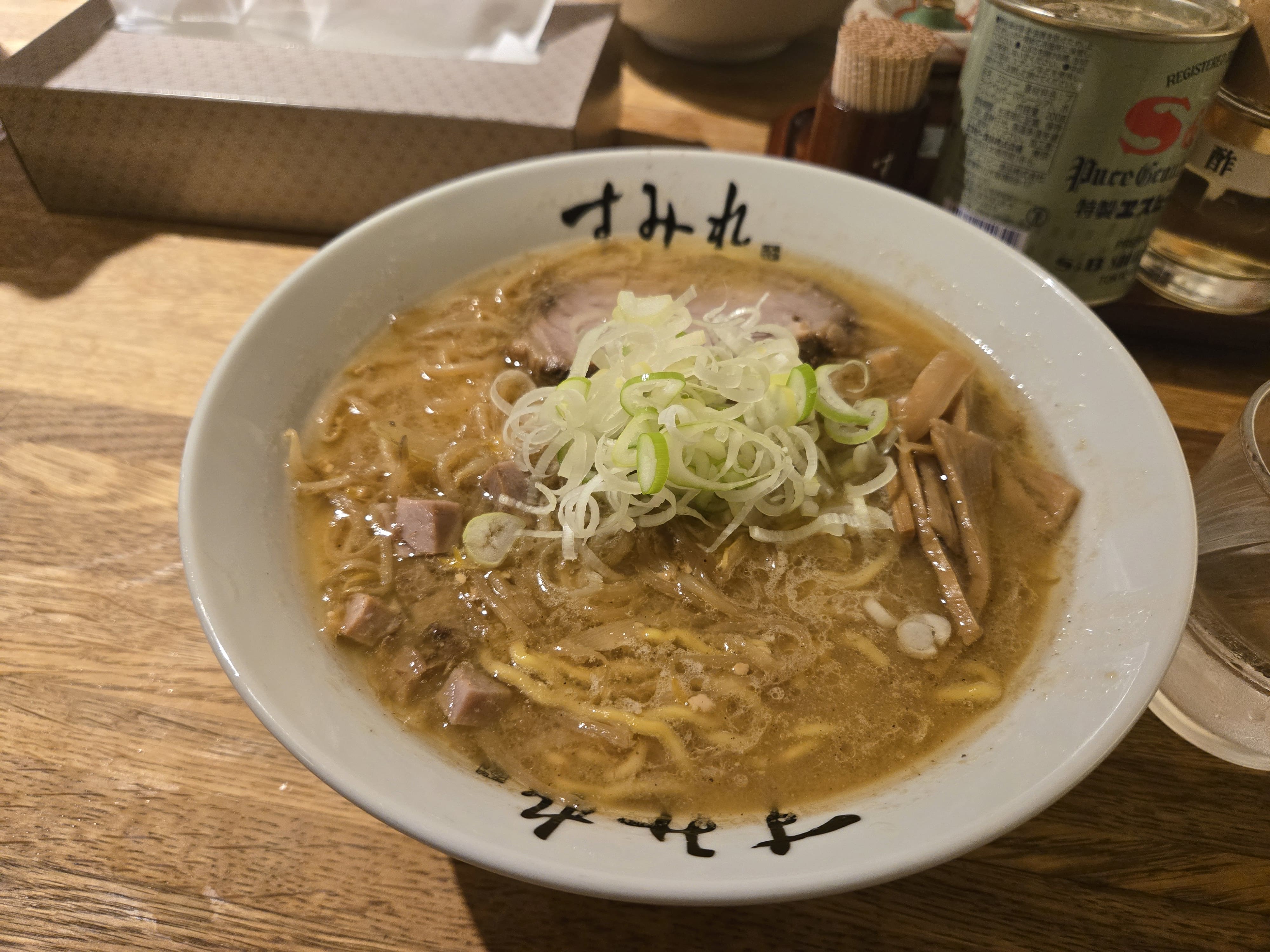 「すみれ」というラーメン屋の味噌ラーメンの写真。