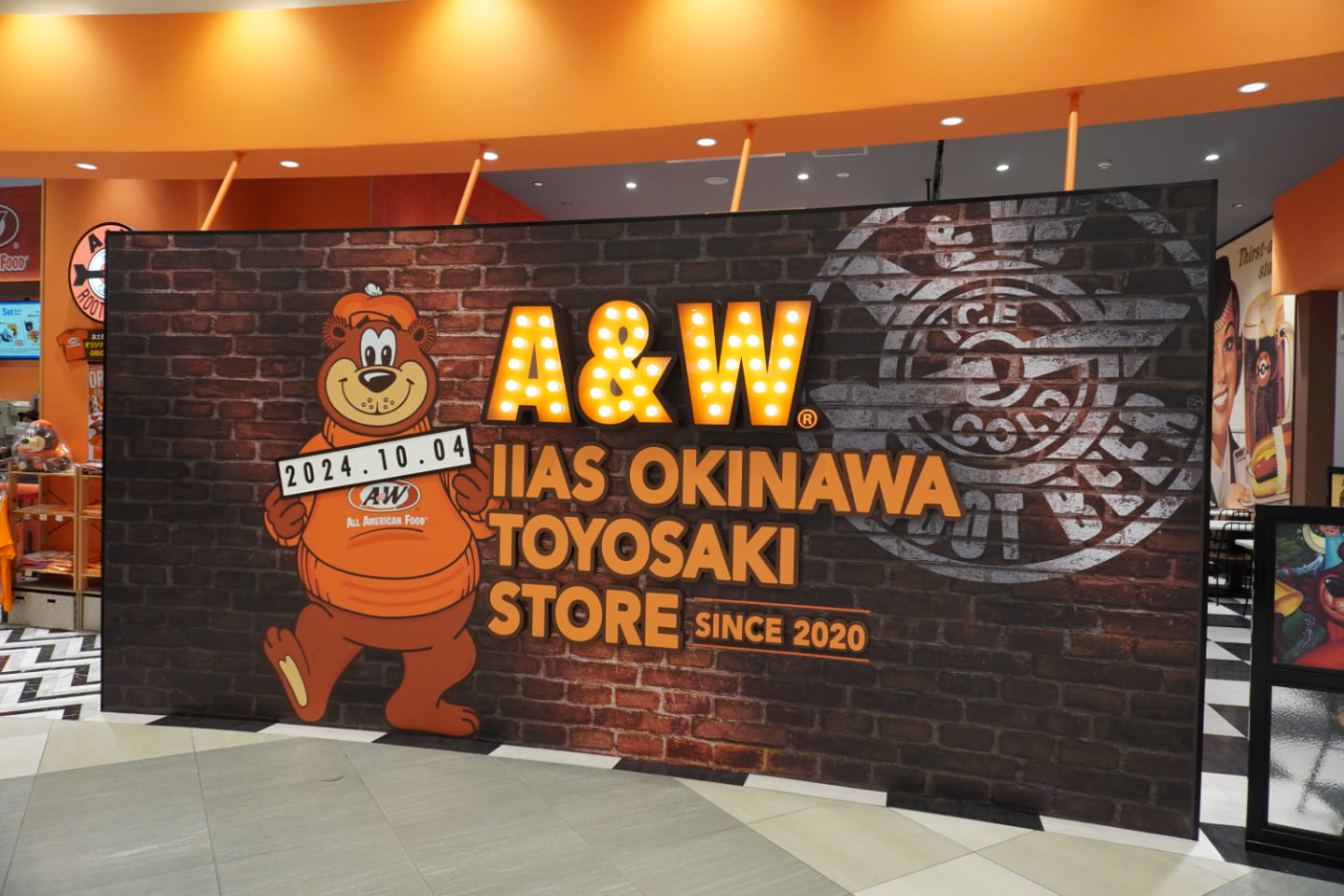 A&W というファストフード店の看板。ロゴの隣に熊的な動物が2本足で立っている