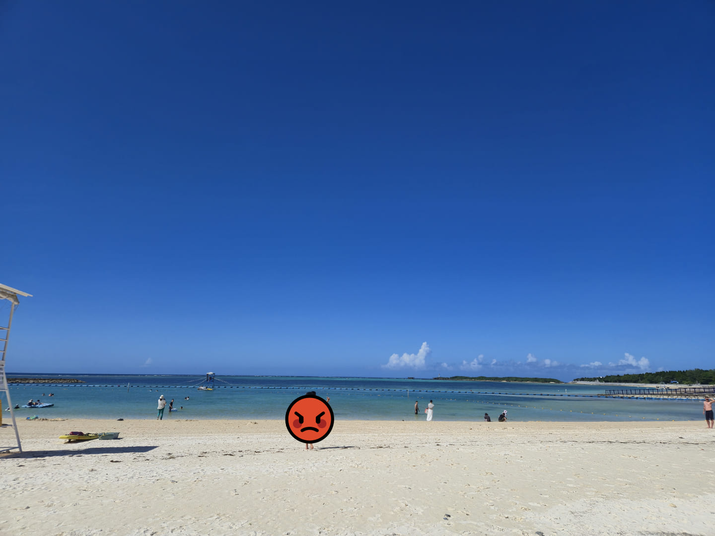 青々とした空と真っ白な砂浜と水色の海