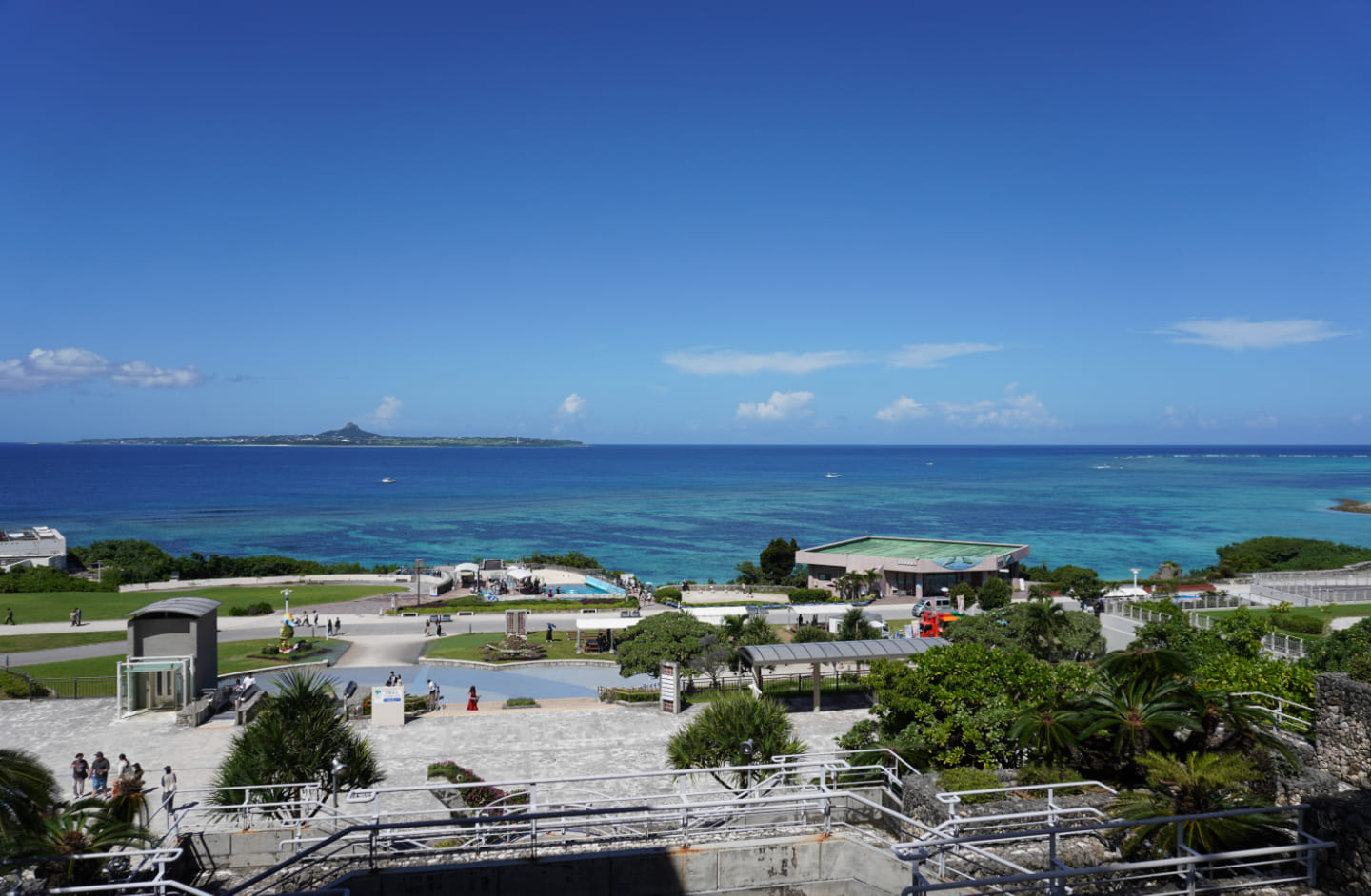 海洋博公園から見た海の景色。空と海が青々としていて夏を感じる写真。